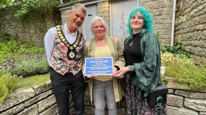 The Mayor of Glastonbury Councillor Lokabandhu with Alan’s niece Kim and her daughter Elise Picture: Glastonbury Town Council