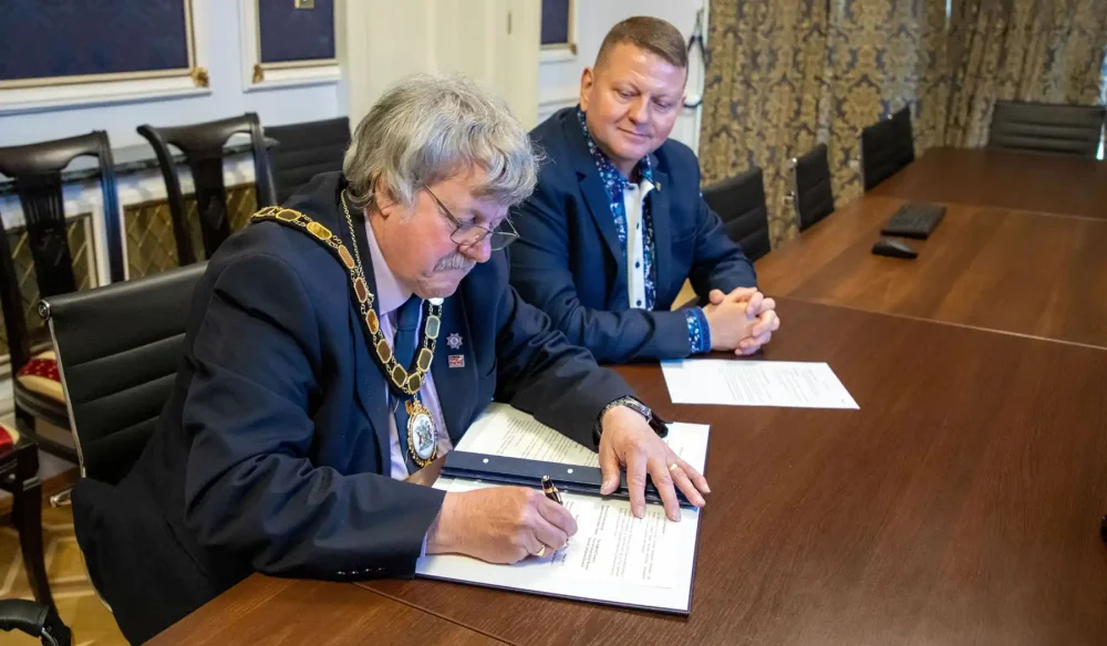 Chair of Somerset Council, Mike Best, signing the Memorandum of Understanding as Ukrainian Ambassador to the UK, Valerii Zaluzhnyi, looks on. Picture: Somerset Council
