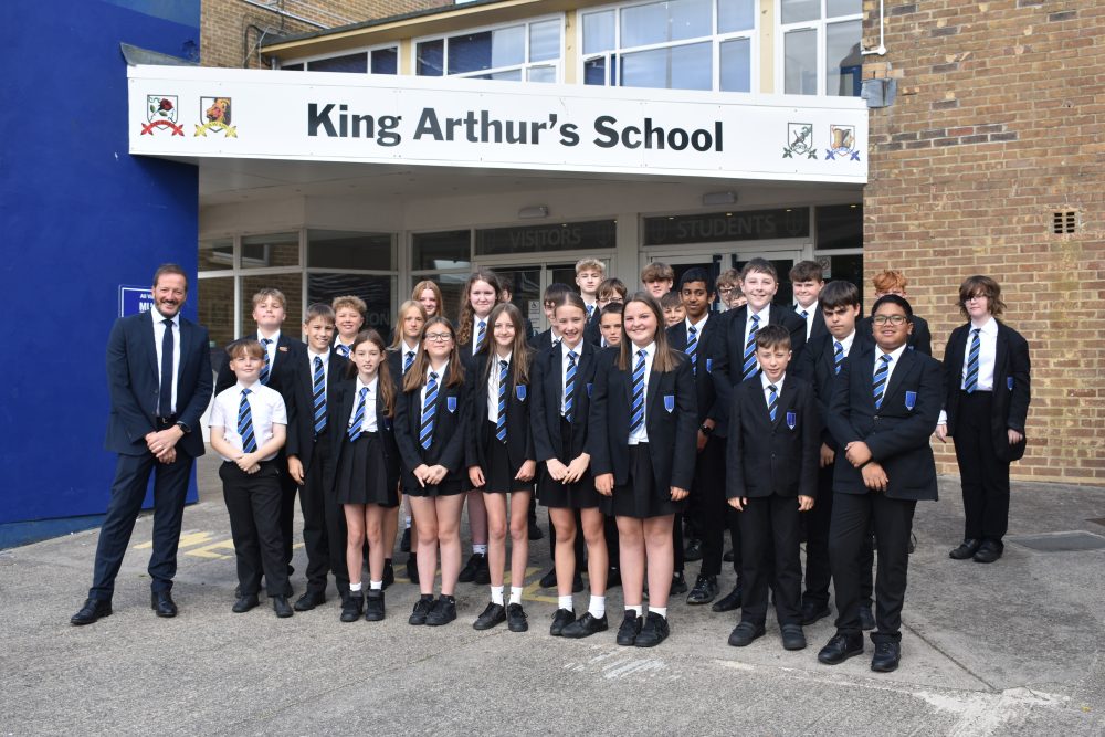 Jonty Archibald with KA students Picture: SAST
