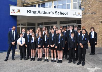 Jonty Archibald with KA students Picture: SAST