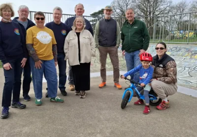 Frome Skatepark Project and Frome Rotary join forces. From left: Jo Allum and Alan Glover (Rotary), Ruth Knagg (FSP) Richard Lines (Rotary), Sue Bucklow (FSP) Cllr Steve Tanner and Cllr Nick Dove, Rob Holden (FTC) and skatepark users Sophie and Fabian