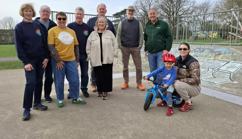 Frome Skatepark Project and Frome Rotary join forces. From left: Jo Allum and Alan Glover (Rotary), Ruth Knagg (FSP) Richard Lines (Rotary), Sue Bucklow (FSP) Cllr Steve Tanner and Cllr Nick Dove, Rob Holden (FTC) and skatepark users Sophie and Fabian